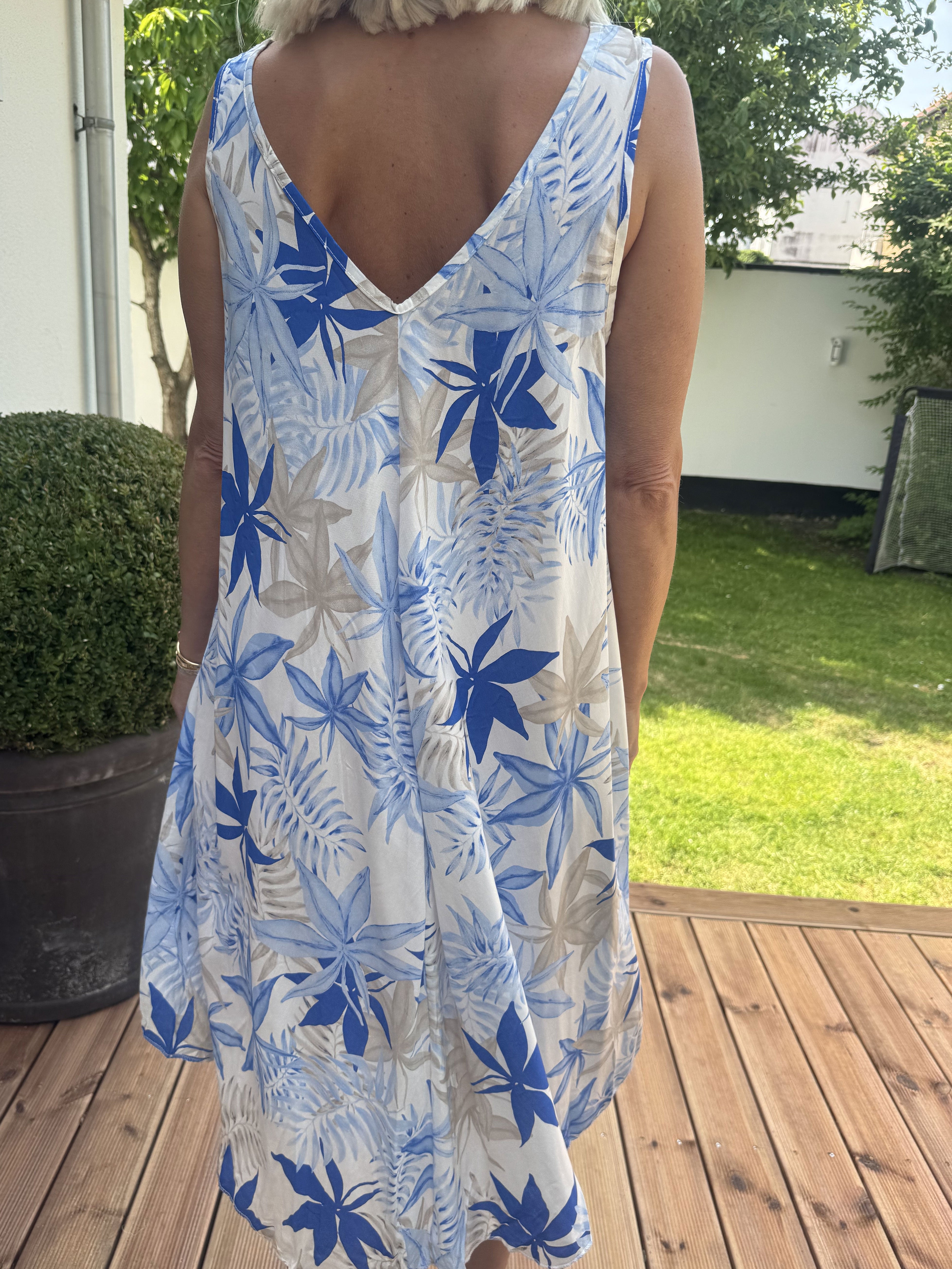 Sigri - Söt blommig klänning i viskos med breda axelband